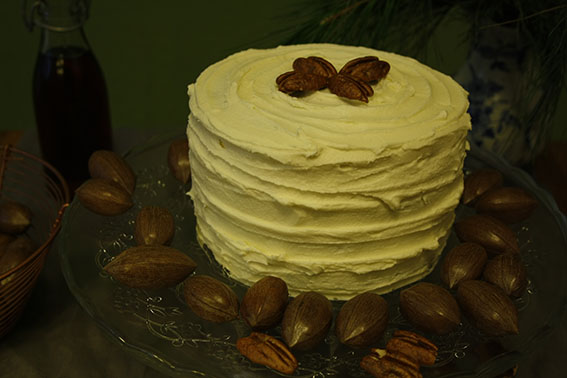 Pekannuss-Torte mit Apfelkompott und Ahornsirup-Frosting