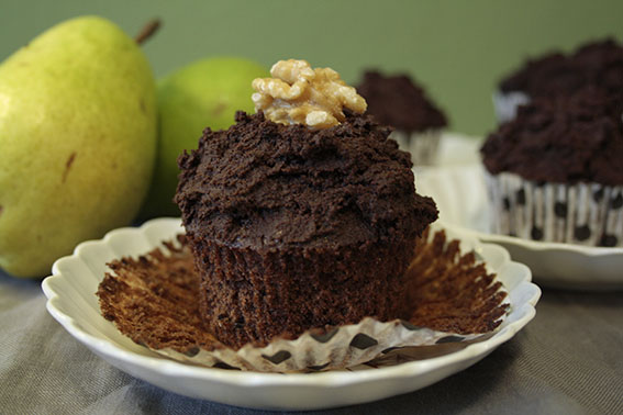 Schokolade on top of Schokolade… Schokoladen-Cupcakes mit Birnen-Füllung