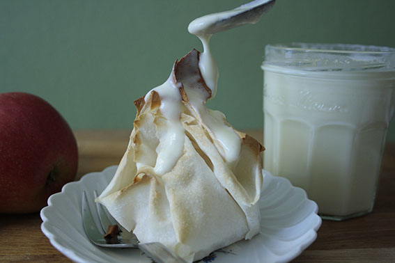 Apfelstrudel-Päckchen mit selbstgemachter Vanillesoße… ein heißes Dessert für kalte Herbsttage